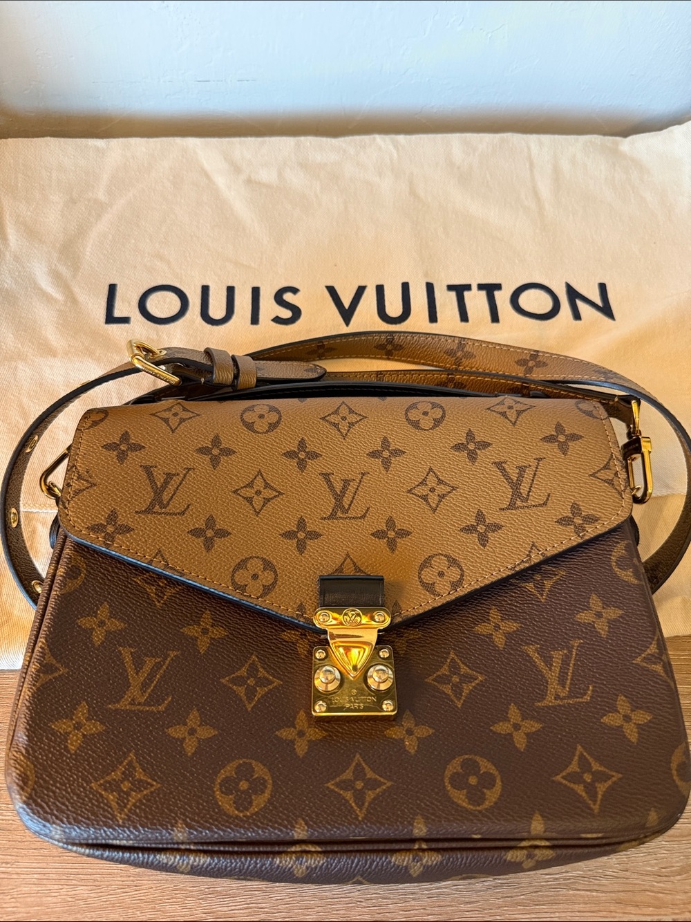 Louis Vuitton Reverse Monogram
Pochette Metis